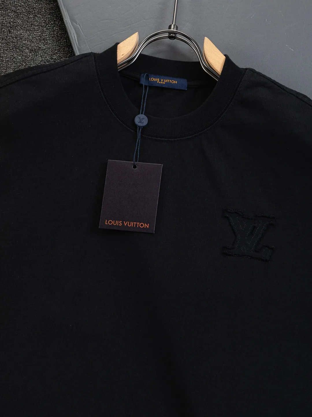 🅿️200 Louis Vuitton 1V LV lv slightly wide version S-XL LV 26ss new products are available at the counter simultaneously. Multiple craftsmanship. Chest patch letters 🪡 embroidery. Back patch letters four-leaf clover 🍀🪡 embroidery. Round neck short-sleeved T-shirt, same style for men and women! Consigned to one-to-one creation. Synchronized with the official website, pure cotton fabrics at the counter! It is close to the skin and comfortable, durable and easy to wear. It has a classic and simple logo design and meticulous original craftsmanship. Short-sleeves, a must-have item for men, do not appear to be the same for the general public, but must be unique and eye-catching. This LV short-sleeve is all about quality, comfort, the same shape and fashion as always, including fabrics and cutting techniques. All of them have been made with great effort! 320 grams of washed pure cotton fabric, pure cotton is breathable, very refreshing and comfortable for daily wear. The rib knitting on the neckline is smooth and tight, and the neckline will not be skewed if you toss it at will. The loose version, you will find that it looks really good on the upper body. The overall is minimalist and neat, super versatile for daily use! Pair it casually with a pair of pants for a youthful look. A T-shirt will make your outfit crazy. It is a fashionable item that can never go wrong! Color: Black White Size: S-XL Size chart: S: Shoulder width 50-Bust 56-Length 70 M: Shoulder width 52-Bust 57-Length 72 L: Shoulder width 54-Bust 59-Length 74 XL: Shoulder width 56-Bust 62-Length 76